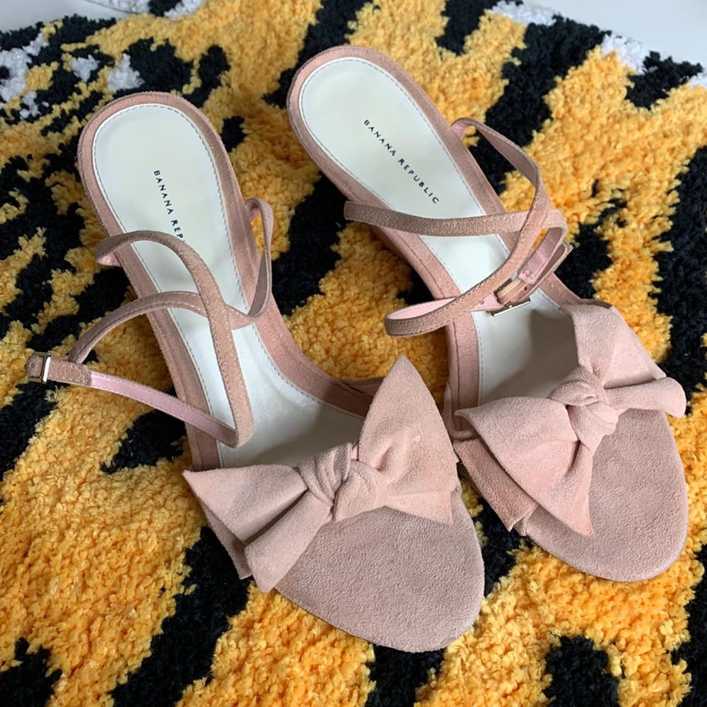BANANA REPUBLIC- pink sueded leather heels with bow
